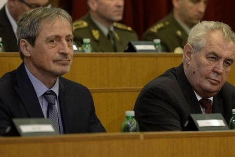 Tổng thống Milos Zeman (phải) tại cuộc họp của Bộ Tư lệnh Tối cao Quân đội Séc. (Nguồn: novinky.cz)