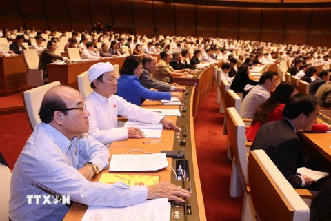 Đại biểu Quốc hội biểu quyết thông qua Bộ luật Tố tụng Dân sự (sửa đổi). (Ảnh: Phương Hoa/TTXVN)