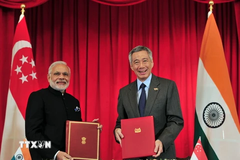 Thủ tướng Singapore Lý Hiển Long (phải) và Thủ tướng Ấn Độ Narendra Modi tại lễ ký kết Tuyên bố chung. (Nguồn: THX/TTXVN)