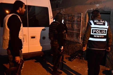 Cảnh sát Thổ Nhĩ Kỳ đột kích bắt giữ 20 kẻ tình nghi tại Adana. (Nguồn: DHA)
