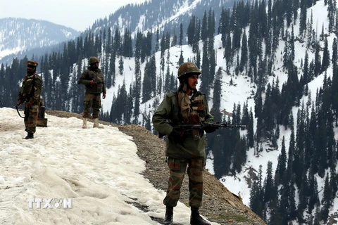 Binh sỹ Ấn Độ làm nhiệm vụ tại khu vực Tanghdar, Kashmir. (Nguồn: AFP/TTXVN)
