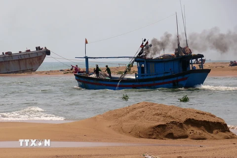 Cửa biển Đà Diễn bị bồi lấp cát, nên tàu thuyền ra, vào rất khó khăn. (Ảnh: Thế Lập/TTXVN)