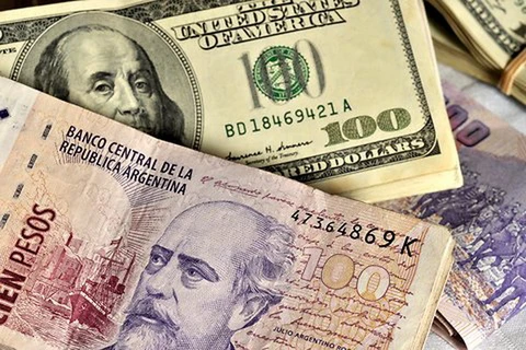 Đồng peso Argentina và đồng USD. (Nguồn: Bloomberg News)