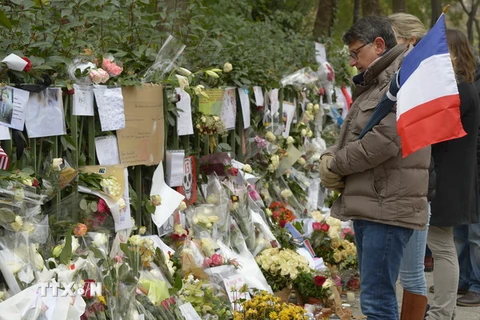 Người dân Pháp đặt hoa tưởng niệm các nạn nhân thiệt mạng trong vụ khủng bố tại khu vực gần nhà hát Bataclan. (Nguồn: AFP/TTXVN)