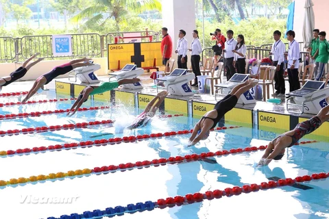Các vận động viên nữ nhóm 16-18 tuổi xuất phát tranh tài chung kết nội dung 400m bơi tự do. (Ảnh: Trần Lê Lâm/Vietnam+)