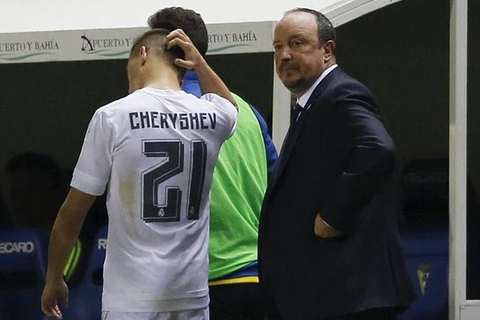 Cầu thủ Denis Cheryshev và huấn luyện viên Benitez trong trận gặp câu lạc bộ Cadiz. (Nguồn: Reuters)