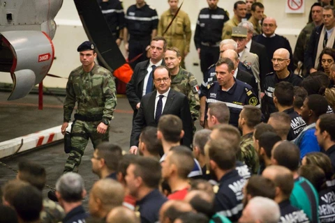 Tổng thống Pháp Francois Hollande thăm tàu sân bay Charles de Gaulle. (Nguồn: AFP)