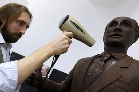 Nghệ sỹ Nikita Gusev và bức tượng Tổng thống Putin bằng chocolate. (Nguồn: telegraph.co.uk)