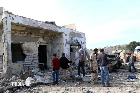 Hiện trường vụ đánh bom ở Msillata, gần thành phố Khoms của Libya. (Nguồn: THX/TTXVN)