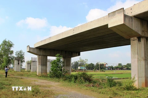 Cầu vượt qua Quốc lộ xuyên Á của đường Hồ Chí Minh xây dựng dở dang, bị bỏ hoang phế. (Ảnh: Lê Đức Hoảnh/TTXVN)