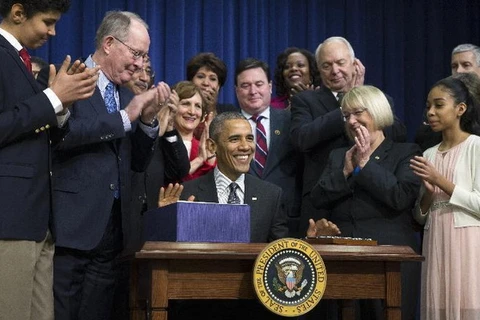Tổng thống Mỹ Barack Obama ký ban hành đạo luật giáo dục quốc gia mới. (Nguồn: AP)