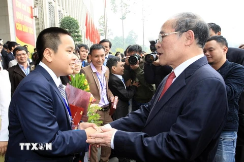 Chủ tịch Quốc hội Nguyễn Sinh Hùng với các đại biểu dự Đại hội Tài năng trẻ Việt Nam. (Ảnh: Phạm Kiên/TTXVN)