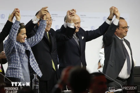 Thư ký điều hành COP21 Christiana Figueres, Tổng thư ký LHQ Ban Ki-moon, Ngoại trưởng Pháp Laurent Fabius và Tổng thống Pháp Francois Hollande vui mừng khi Thỏa thuận Paris 2015 về chống biến đổi khí hậu được thông qua. (Nguồn: AFP/TTXVN)