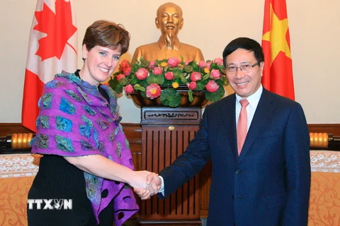 Phó Thủ tướng Phạm Bình Minh tiếp Bộ trưởng Phát triển và Pháp ngữ Canada Marie-Claude Bibeau. (Ảnh: Thống Nhất/TTXVN)