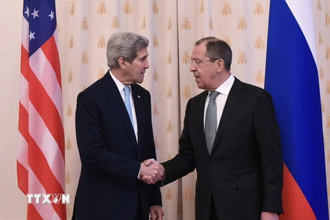 Ngoại trưởng Nga Sergei Lavrov (phải) hội đàm với Ngoại trưởng Mỹ John Kerry. (Nguồn: AFP/TTXVN)
