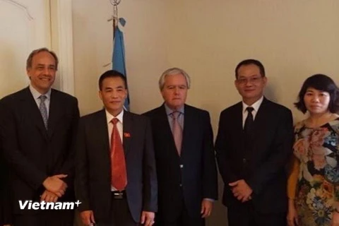 Chủ tịch lâm thời Thượng viện Argentina Federico Pinedo (đứng giữa) tiếp đoàn Quốc hội Việt Nam. (Ảnh: Diệu Hương/Vietnam+)