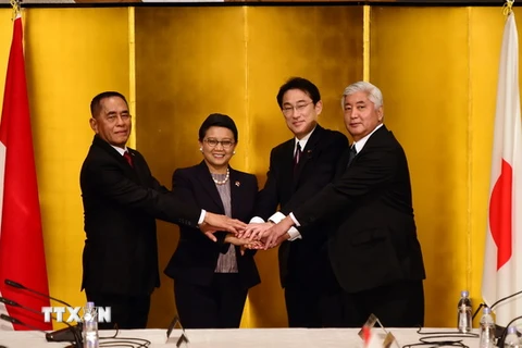 (Từ trái sang phải) Bộ trưởng Quốc phòng Indonesia Ryamizard Ryacudu, Ngoại trưởng Indonesia Retno Marsudi, Ngoại trưởng Nhật Bản Fumio Kishida và Bộ trưởng Quốc phòng Nhật Bản Gen Nakatani tại cuộc đối thoại. (Nguồn: AFP/TTXVN)
