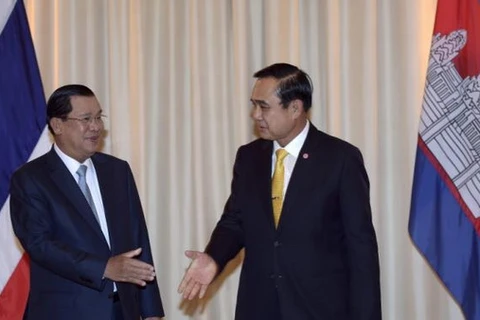 Thủ tướng Thái Lan Prayut Chan-ocha và Thủ tướng Campuchia Hun Sen trong một cuộc gặp tại Bangkok tháng 12/2014. (Nguồn: Reuters)