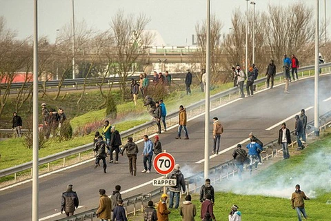 Người di cư và người tị nạn đụng độ với cảnh sát chống bạo động. (Nguồn: AFP)