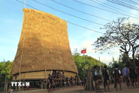 Những nhịp cồng chiêng cùng điệu múa dưới những ngôi nhà rông truyền thống của người dân Kon Tum. (Ảnh: Quang Thái/TTXVN)