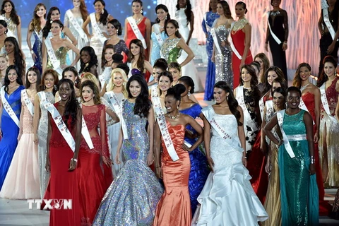 Người đẹp Việt Nam Lan Khuê (thứ hai, trái, hàng đầu) tại chung kết Hoa hậu Thế giới 2015. (Nguồn: AFP/TTXVN)