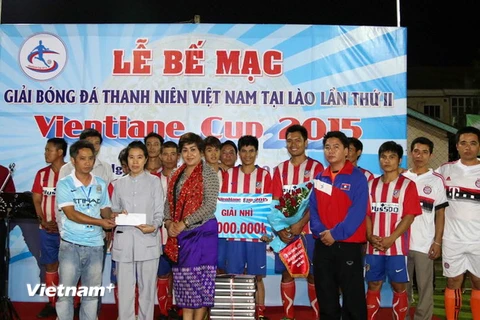 Đội giành giải Nhì trao tặng tiền thưởng cho các tổ chức từ thiện và trường khuyết tật của Lào. (Ảnh: Phạm Kiên/Vietnam+)