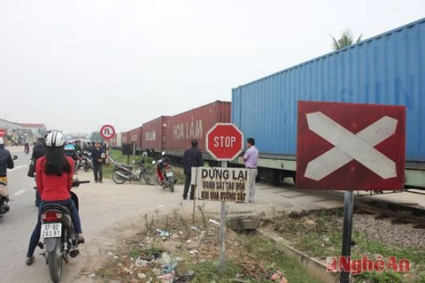 Nghệ An: Tàu chở hàng đâm xe máy khiến một người tử vong