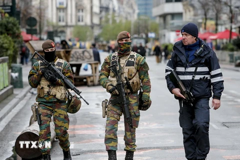 Binh sỹ và cảnh sát Bỉ tuần tra tại trung tâm thủ đô Brussels. (Nguồn: THX/TTXVN)