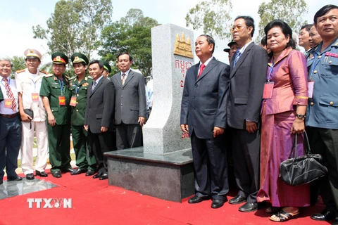 Lãnh đạo hai tỉnh An Giang và Kandal, Campuchia, tại lễ khánh thành cột mốc biên giới 241. (Ảnh :Vương Thoại Trung/TTXVN)