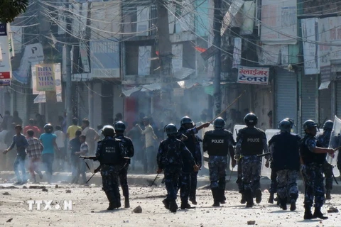 Xung đột giữa cảnh sát và người biểu tình tại Birgunj, gần biên giới Nepal-Ấn Độ. (Nguồn: AFP/TTXVN)