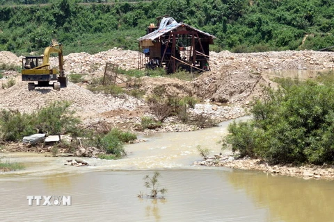 Các xe đào cát để lọc vàng gây ô nhiễm trên sông Tang tại xã Trà Thọ (Quảng Ngãi). (Ảnh: Nguyễn Đăng Lâm/TTXVN)