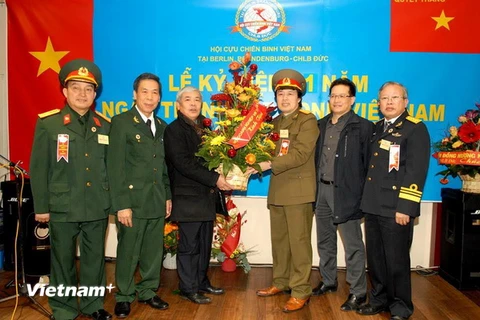 Hội cựu chiến binh Berlin-Brandenburg nhận hoa chúc mừng từ các hội đoàn người Việt tại Đức. (Ảnh: Nguyên Đức/Vietnam+)