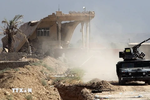 Binh sỹ Iraq và lực lượng dân phòng người Shiite trong chiến dịch quân sự chống IS tại Baiji. (Nguồn: AFP/TTXVN)