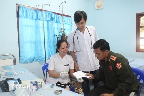 Bệnh viện 175 tổ chức khám bệnh cấp thuốc miễn phí cho người có công với cách mạng Lào và Việt Nam. (Ảnh: Hồng Pha/TTXVN)