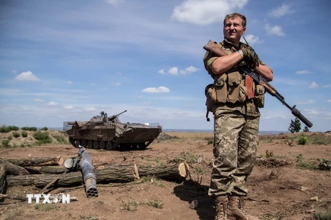 Binh sỹ Ukraine gác tại chốt quân sự gần làng Troitske, vùng Lugansk. (Nguồn: AFP/TTXVN)