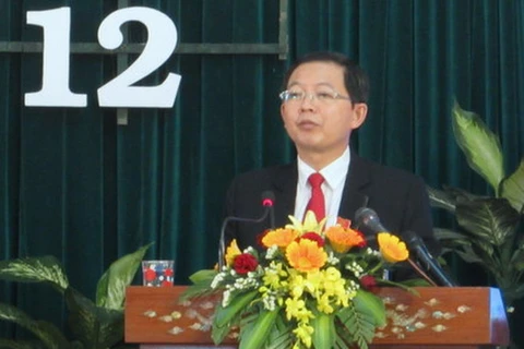 Chủ tịch Ủy ban Nhân dân tỉnh Bình Định Hồ Quốc Dũng đọc Báo cáo đánh giá tình hình kinh tế-xã hội của tỉnh năm 2015. (Nguồn: binhdinh.gov.vn)