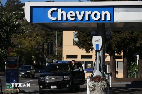 Người dân mua xăng tại trạm xăng của Hãng Chevron ở Corte Madera, California, Mỹ. (Nguồn: AFP/TTXVN)