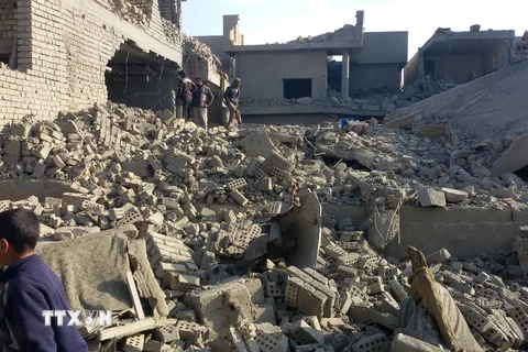 Hiện trường đổ nát sau một vụ không kích của liên quân quốc tế xuống khu vực do IS chiếm giữ ở Fallujah. (Nguồn: THX/ TTXVN)