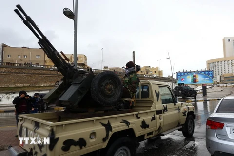 Lực lượng an ninh Libya bao vây khách sạn Corinthia ở Tripoli sau một vụ đánh bom. (Nguồn: AFP/TTXVN)