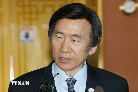 Ngoại trưởng Hàn Quốc Yun Byung-se trả lời báo giới tại thủ đô Seoul trước cuộc họp cấp chuyên viên Hàn-Nhật về vấn đề phụ nữ mua vui. (Nguồn: Yonhap/TTXVN)