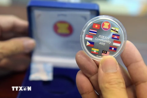 Đồng xu kỷ niệm in hình quốc kỳ của các nước ASEAN. (Nguồn: THX/TTXVN)