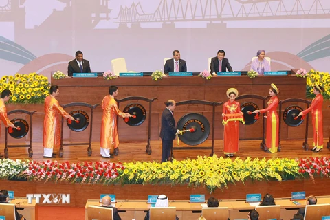 Chủ tịch Quốc hội Việt Nam Nguyễn Sinh Hùng thực hiện nghi thức đánh cồng khai mạc IPU-132 được tổ chức tại Nhà Quốc hội ở Thủ đô Hà Nội. (Nguồn: TTXVN)