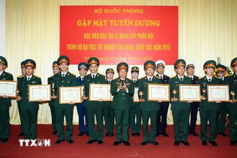 Đại tướng Đỗ Bá Tỵ trao bằng khen của Bộ Quốc phòng cho các học viên tốt nghiệp thủ khoa xuất sắc năm 2015. (Ảnh: Phạm Kiên/TTXVN)
