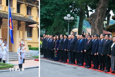 Phó Thủ tướng, Bộ trưởng Ngoại giao Phạm Bình Minh và các đại biểu tham dự Lễ Thượng cờ ASEAN. (Ảnh: Thống Nhất/TTXVN)