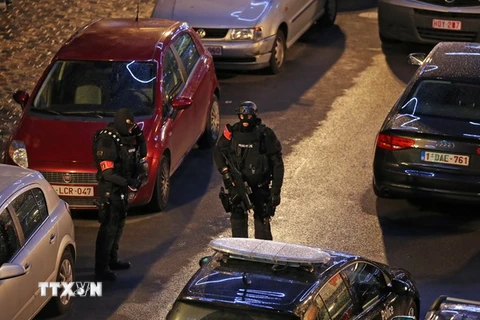 Cảnh sát Bỉ phong tỏa một con phố trong chiến dịch truy lùng các phần tử khủng bố tại trung tâm Brussels. (Nguồn: AFP/TTXVN)