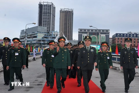 Đại tướng Phùng Quang Thanh đón Thượng tướng Thường Vạn Toàn tại cửa khẩu quốc tế Lào Cai. (Ảnh: Trọng Đức/TTXVN) 