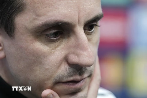 Huấn luyện viên Gary Neville trong một buổi họp báo tại Valencia. (Nguồn: AFP/TTXVN)