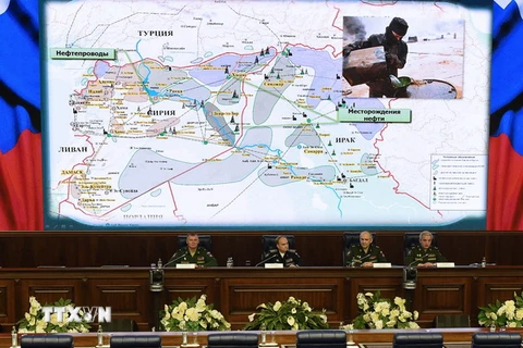 Các quan chức cấp cao Bộ Quốc phòng Nga phát biểu tại cuộc họp báo công bố các bằng chứng về tuyến vận chuyển dầu bất hợp pháp sang Thổ Nhĩ Kỳ từ các khu vực do IS kiểm soát tại Syria và Iraq. (Nguồn: AFP/TTXVN)