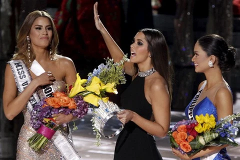 Hoa hậu Colombia Ariadna Gutiérrez trong phút trao nhầm vương miện. (Nguồn: Reuters)