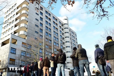 Dòng người tị nạn đang xếp hàng bên ngoài văn phòng cấp bang phụ trách về Sức khỏe và Xã hội tại thủ đô Berlin. (Nguồn: AFP/TTXVN)